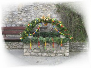 Festlich geschmückter Osterbrunnen in Gundersheim