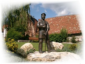 Bronzeskulptur "Steinbrecher" in Gundersheim